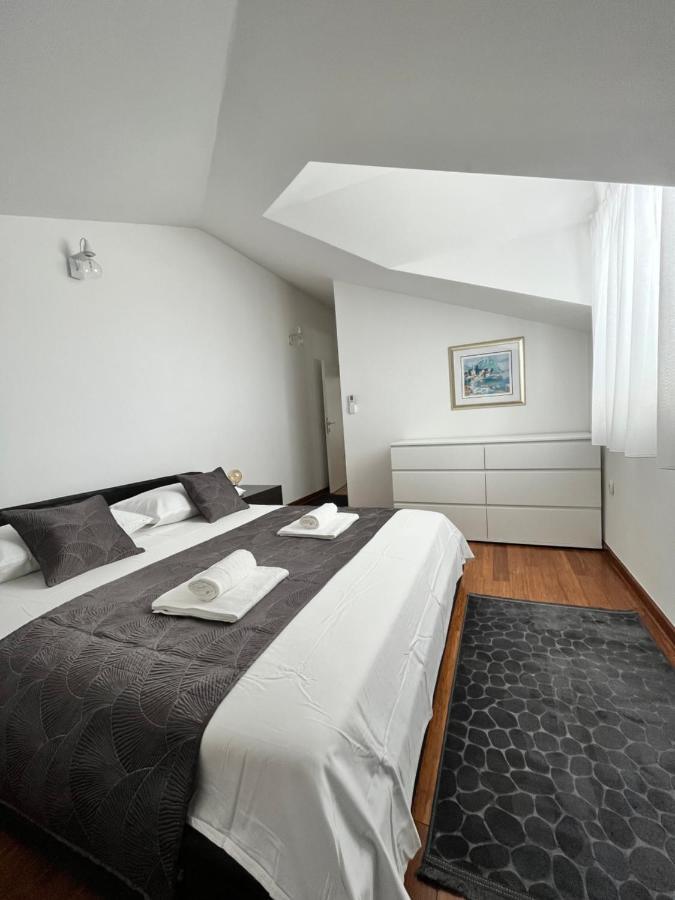 Sky - Beautiful Rooftop Apartment With Shared Pool Split Exterior foto